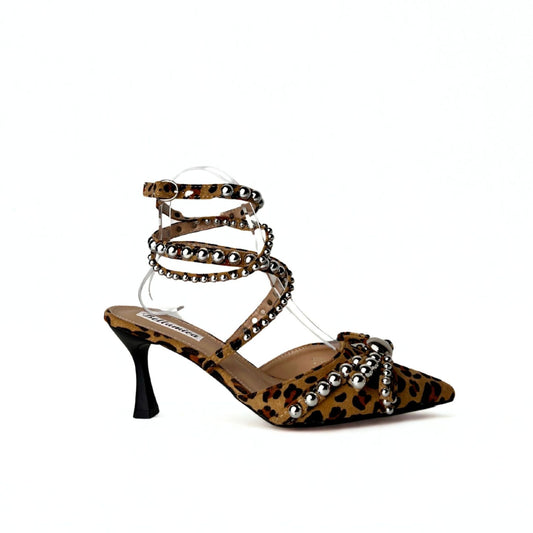 Pumps mit Leopardenmuster und Nietenverzierung