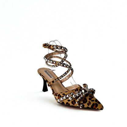 Pumps mit Leopardenmuster und Nietenverzierung