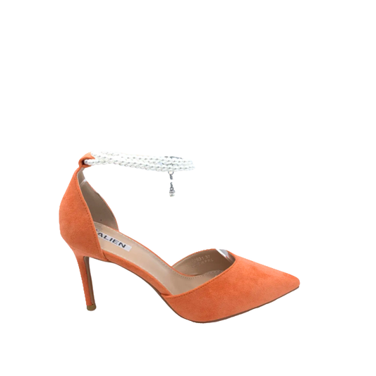 Pumps orange mit Perlenknöchelriemen