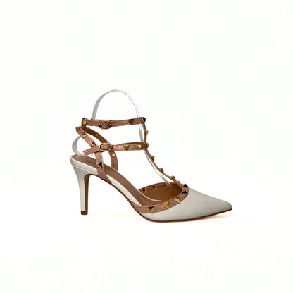 High Heel in Creme mit Nieten-Details